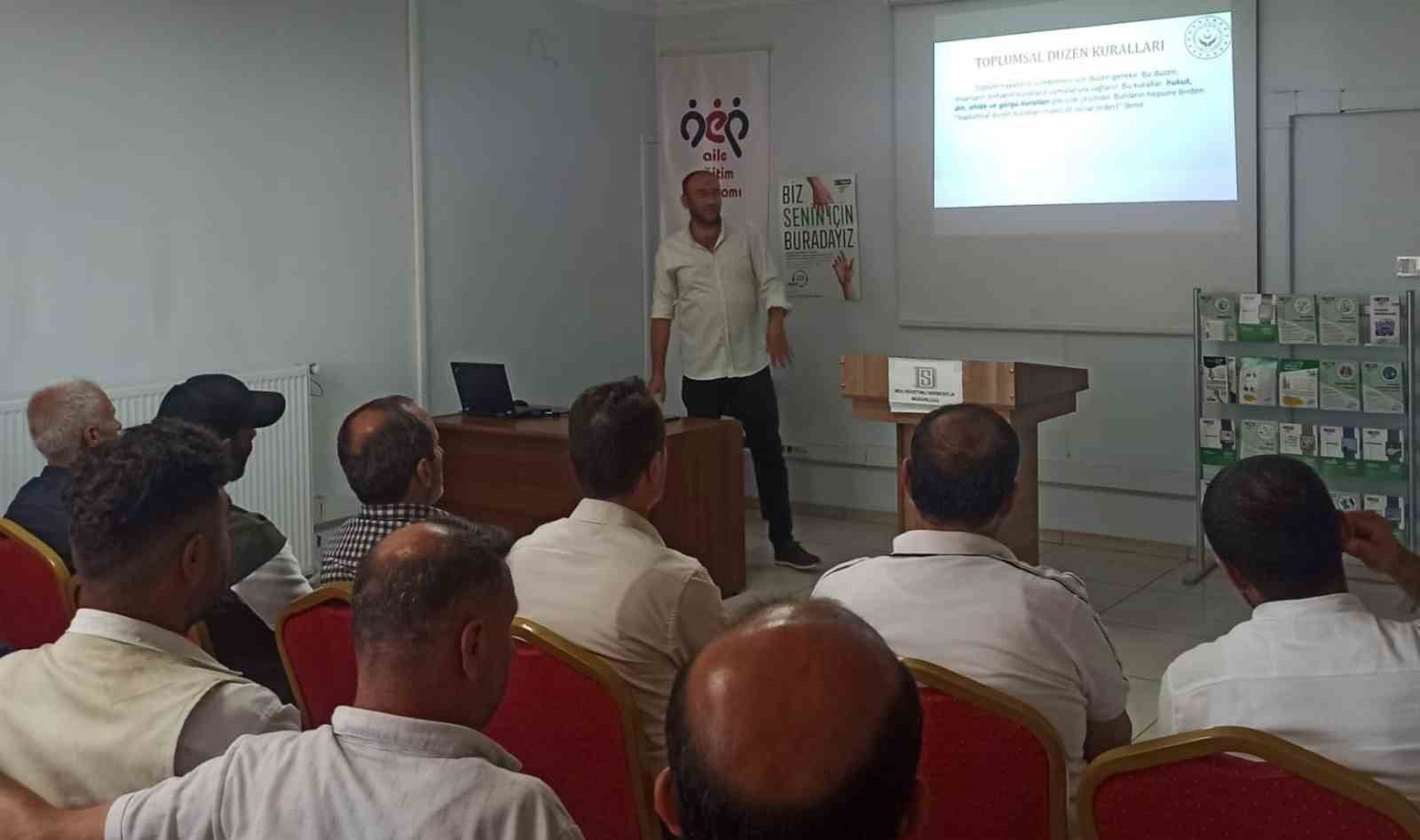 Muş’ta denetimli serbestlik yükümlülerine "Toplumsal Hukuk Kuralları" eğitimi verildi