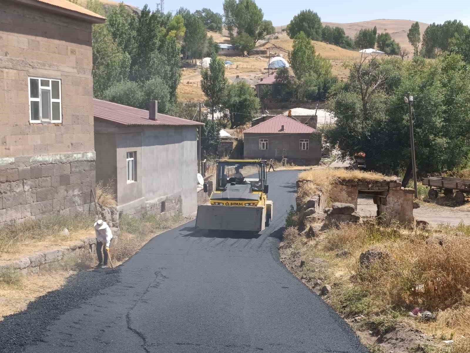 Muş&rsquo;ta BSK yol yapım &ccedil;alışmaları s&uuml;r&uuml;yor
