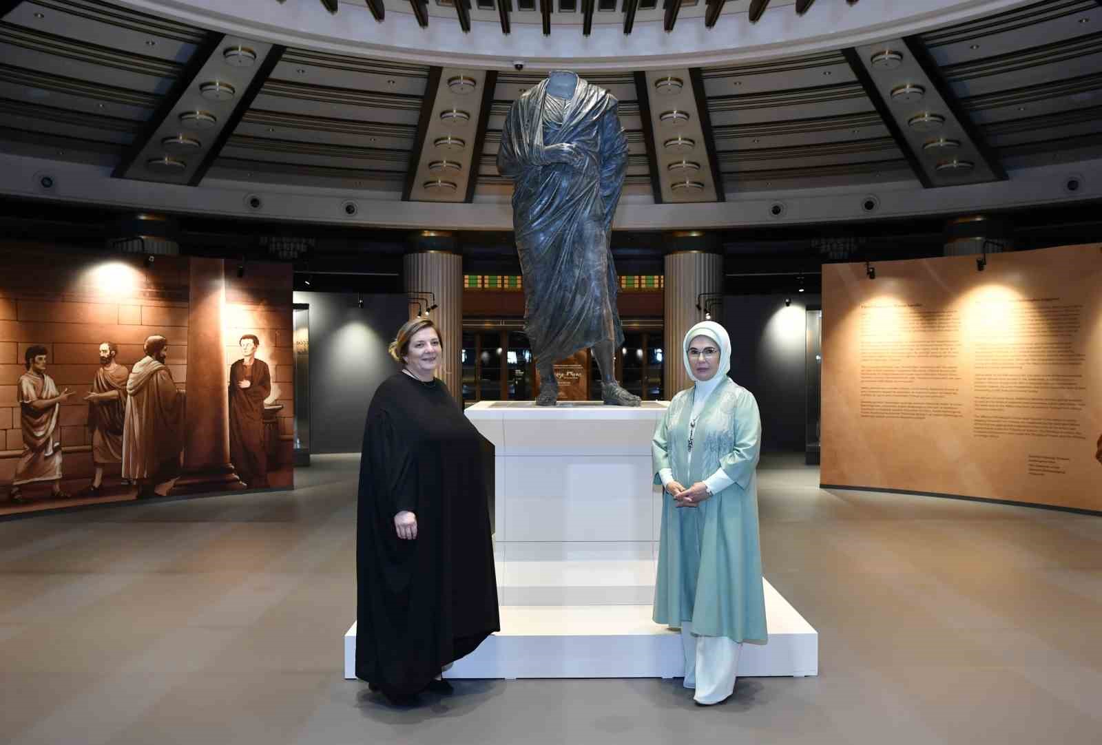 Emine Erdoğan, G&uuml;rcistan Cumhurbaşkanı Kavelashvili&rsquo;nin eşiyle Millet K&uuml;t&uuml;phanesi&rsquo;ni ziyaret etti
