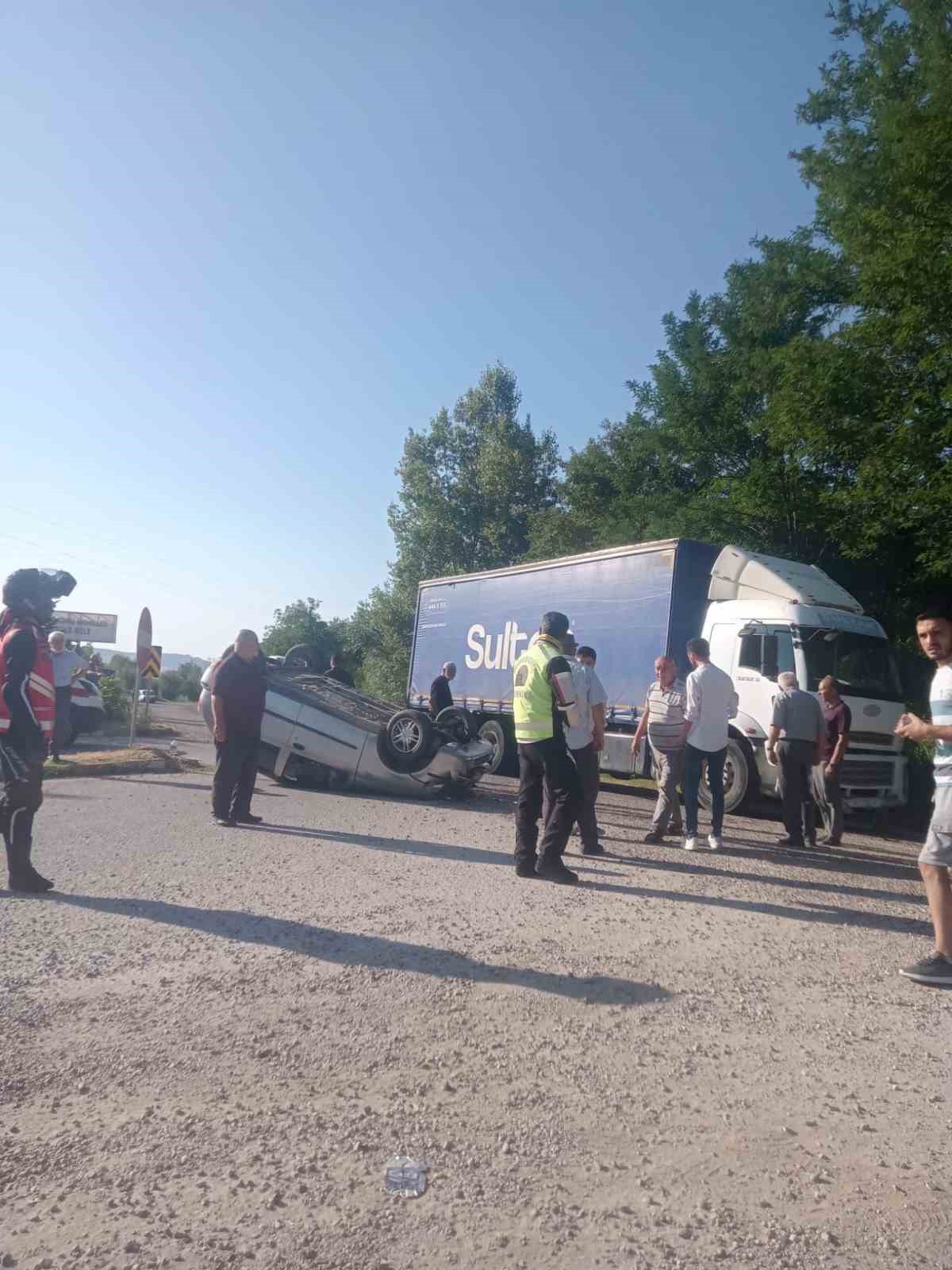 Kamyonla &ccedil;arpışan otomobil takla attı: 1&rsquo;i &ccedil;ocuk 5 yaralı
