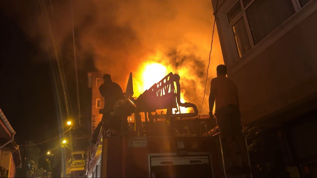 Dursunbey’de korkutan ev yangını