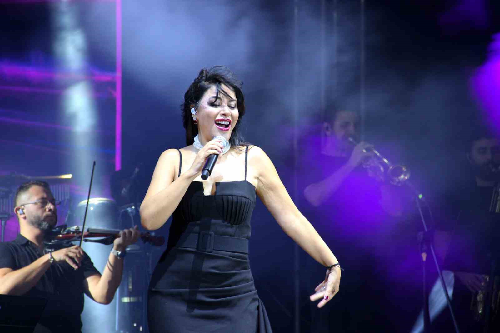 Çorum’da Haluk Levent ve Zara rüzgarı esti
