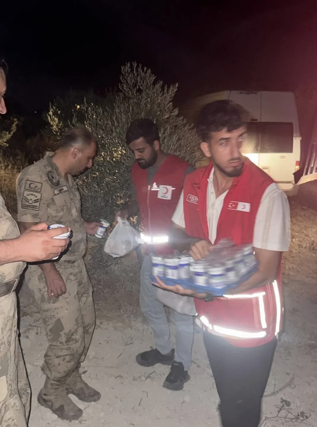 Kızılay’dan alevlerle mücadele eden ekiplere destek