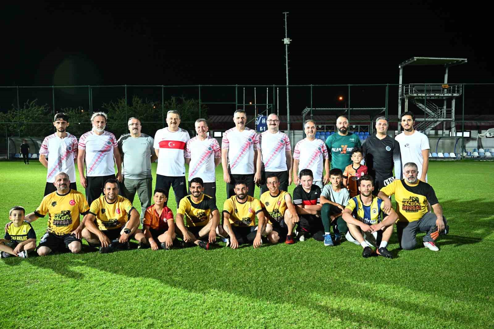 Yeşil sahada renkli buluşma