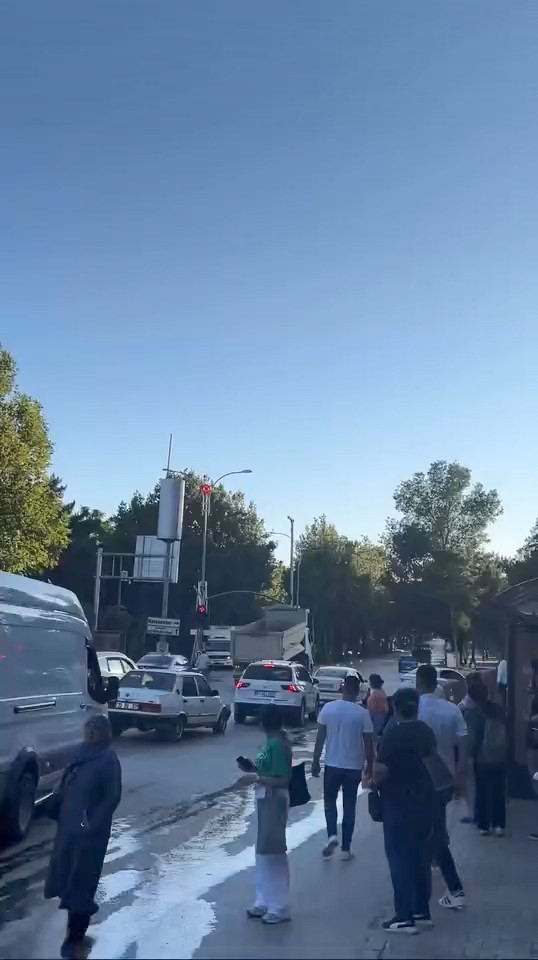 Damperi açık kamyon, trafik ışıklarına çarptı