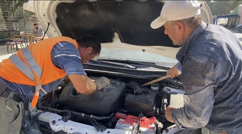 Dakikalarca m&uuml;cadele vererek ara&ccedil; kaputundan miyavlama sesiyle kurtardığı yavru kedinin kendi kedisi olduğu ortaya &ccedil;ıktı
