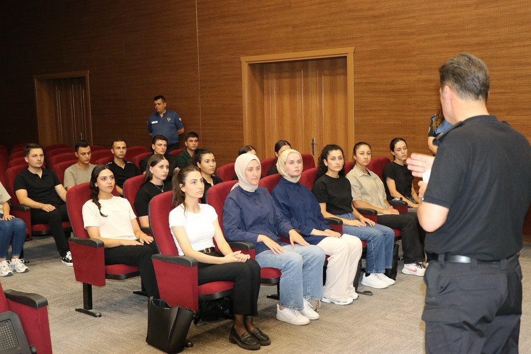 K&uuml;tahya&rsquo;da g&ouml;reve başlayan polislere oryantasyon ve farkındalık eğitimi
