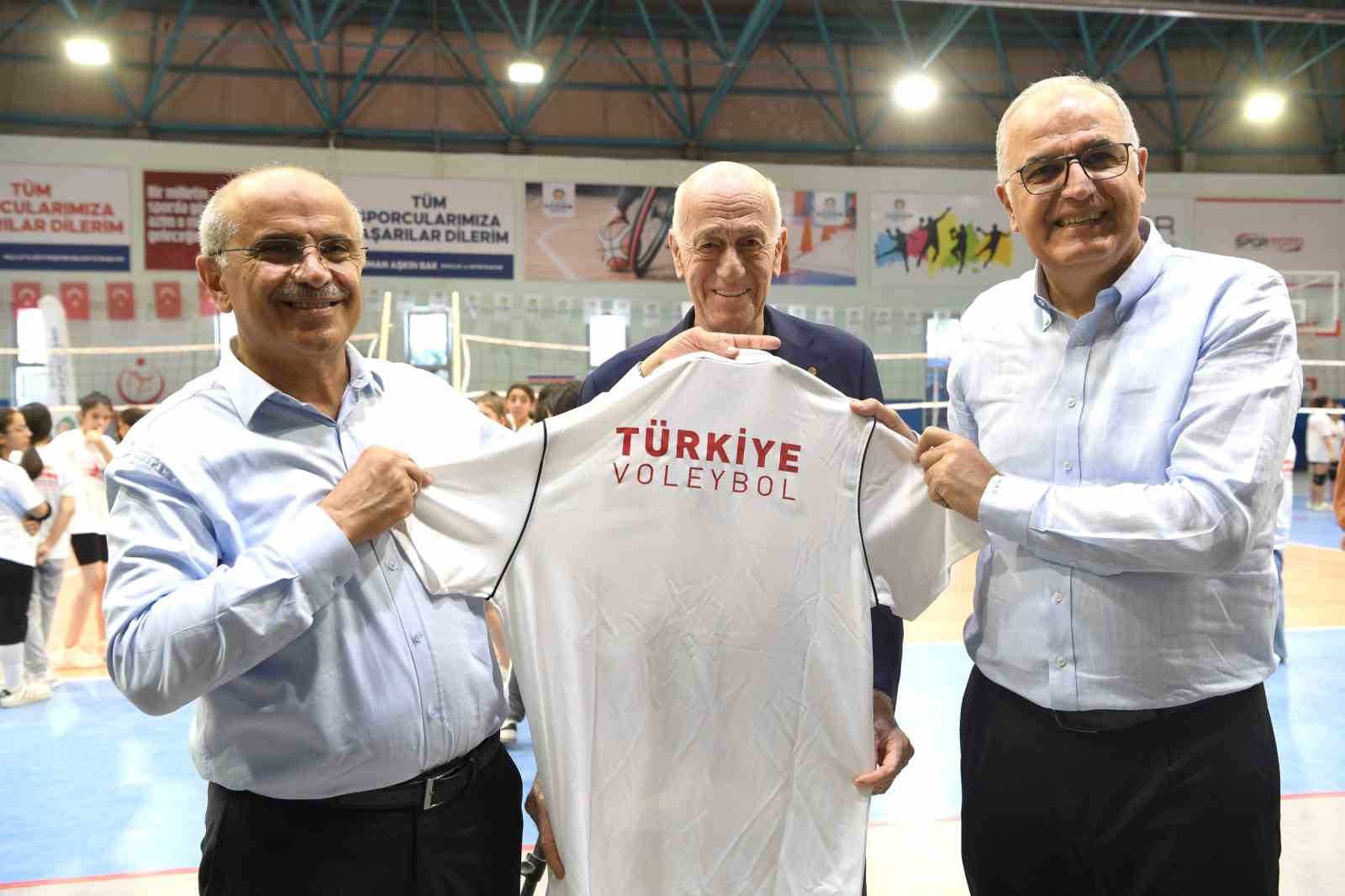 B&uuml;y&uuml;kşehir&rsquo;den Voleybol Lisesi&rsquo;ne arazi desteği
