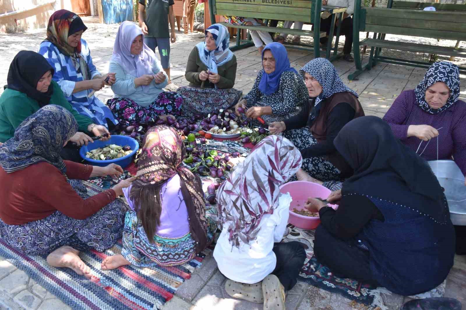 Gaziantep&rsquo;te kadınların imece usul&uuml; kurutmalık telaşı
