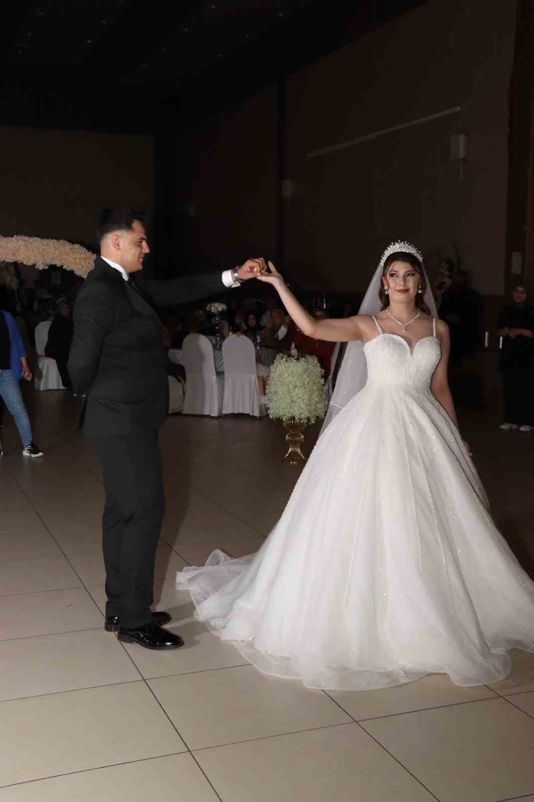 Dilan ve &Ouml;mer &Ccedil;ifti Oltu&rsquo;da d&uuml;nya evine girdi
