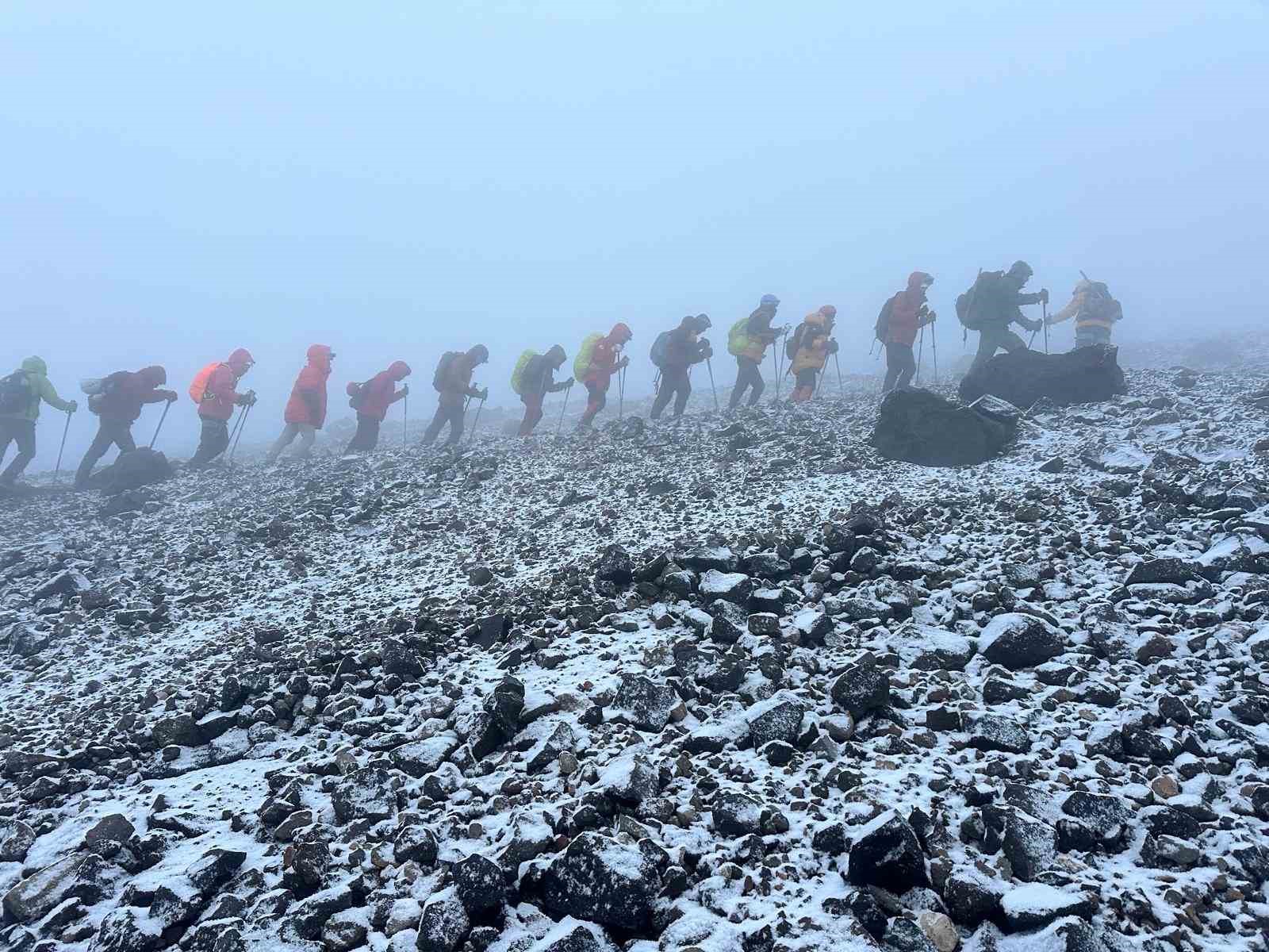 Vanlı dağcılar 7 günde Türkiye’nin en yüksek üç zirvesine çıktı