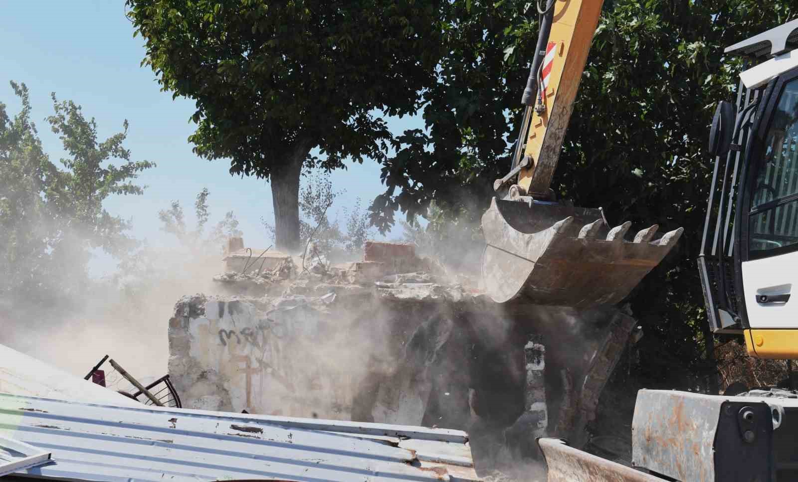 Sit alanına yapılan ka&ccedil;ak yapılar yıkıldı
