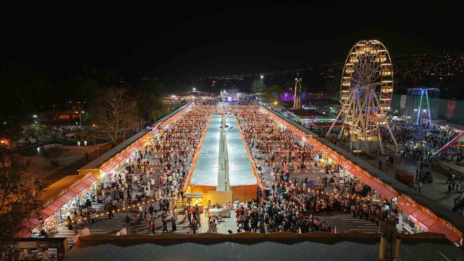 Geleneksel Ağustos Fuarına 11 günde 750 bin ziyaretçi