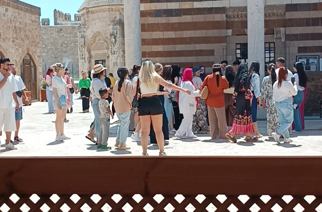 Van’da tarihi camiye uygunsuz kıyafetlerle girilmesi tepki topladı