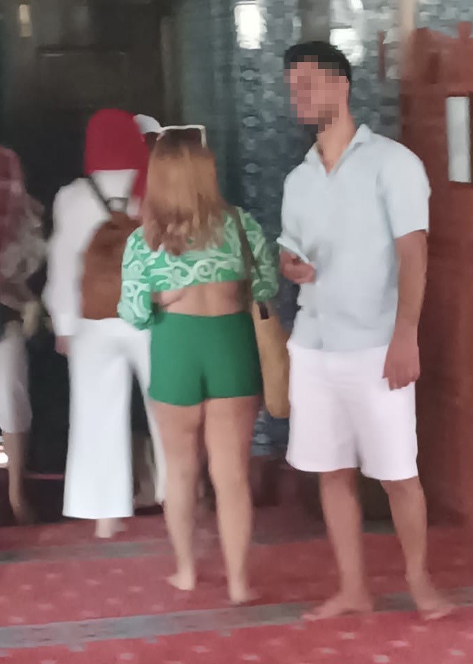 Van&rsquo;da tarihi camiye uygunsuz kıyafetlerle girilmesi tepki topladı
