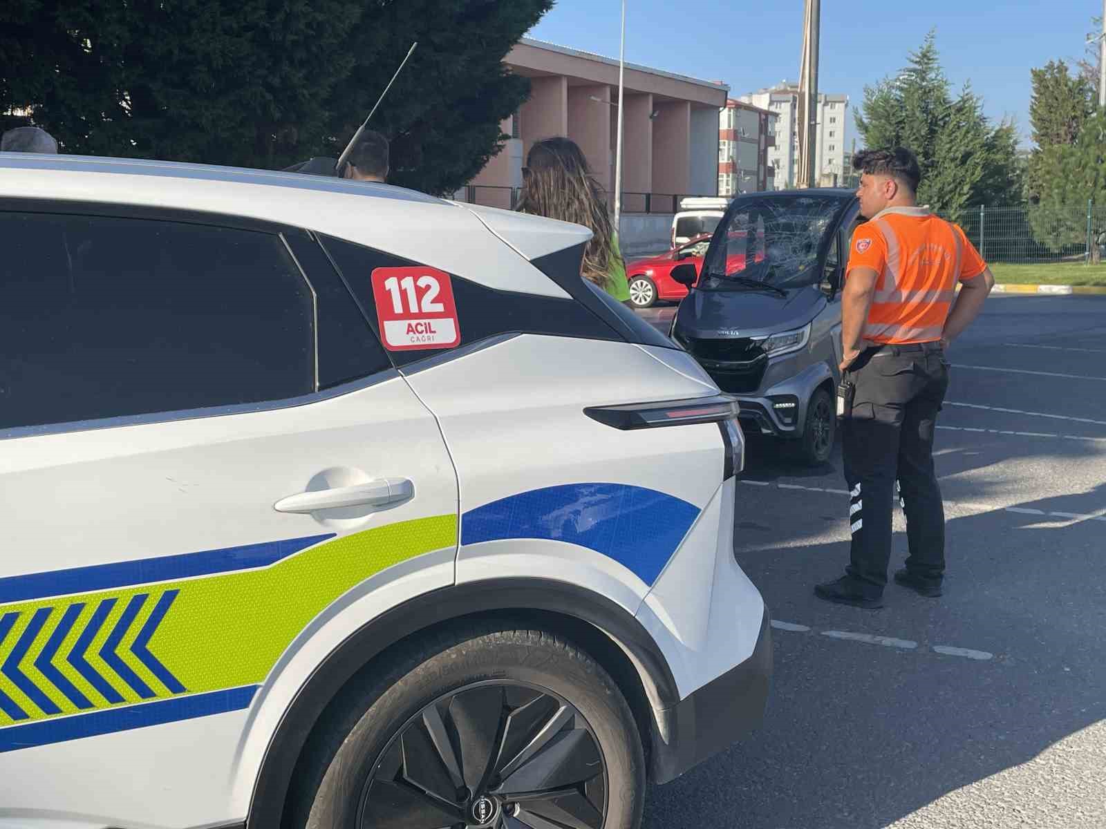 Kapaklı’da elektrikli otomobille scooter çarpıştı: 3 yaralı