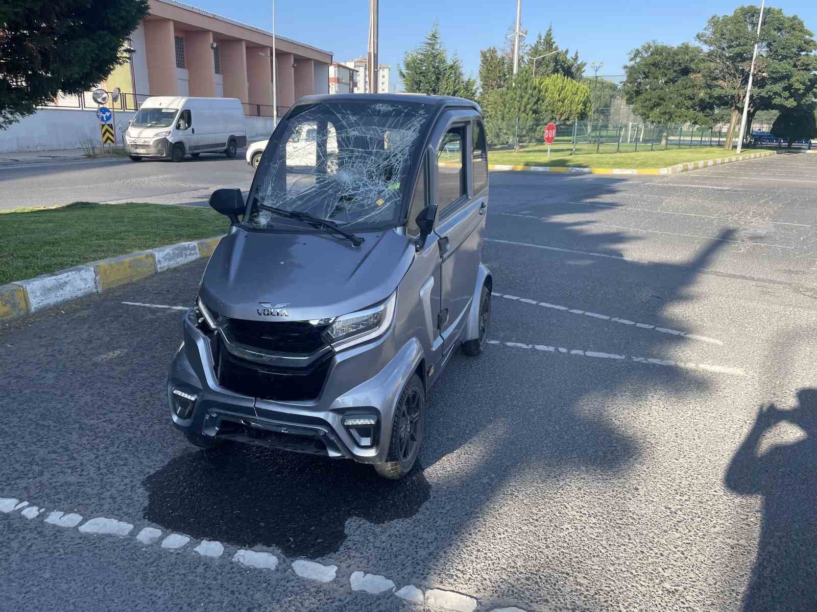 Kapaklı&rsquo;da elektrikli otomobille scooter &ccedil;arpıştı: 3 yaralı
