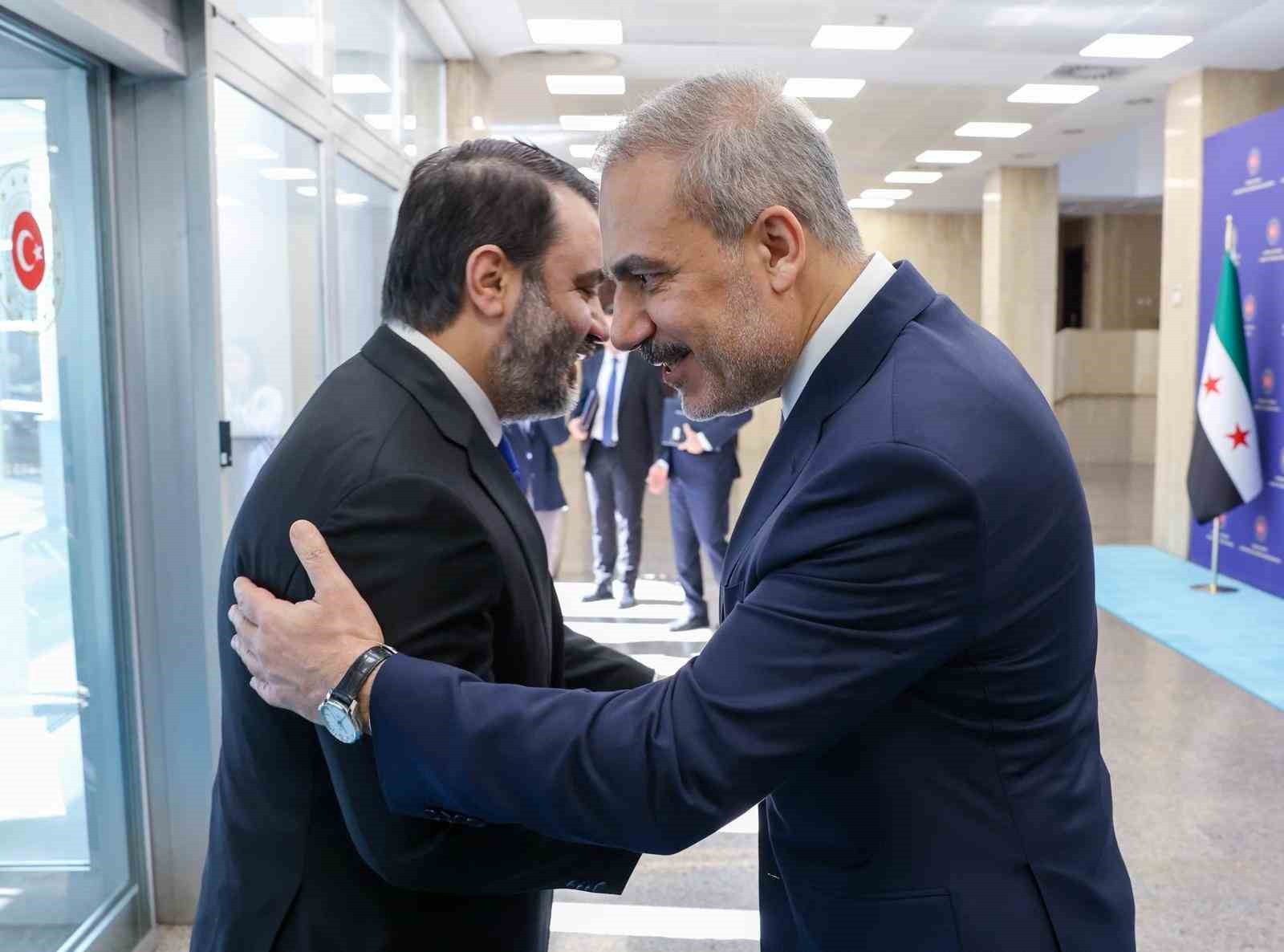 Bakan Fidan, Suriye Dışişleri Bakanı Şeybani ve Savunma Bakanı Kasra ile bir araya geldi
