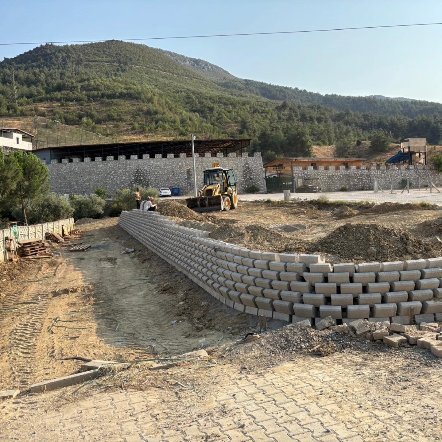 Bayırk&ouml;y&rsquo;de yarı olimpik y&uuml;zme havuzu &ouml;n&uuml;nde zemin g&uuml;&ccedil;lendirme &ccedil;alışmaları s&uuml;r&uuml;yor
