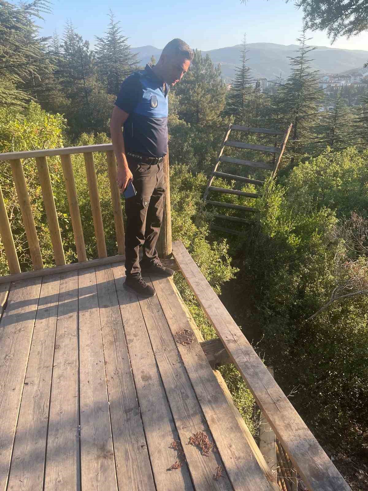 Kent Ormanı’ndan seyir terasına zarar verdiler
