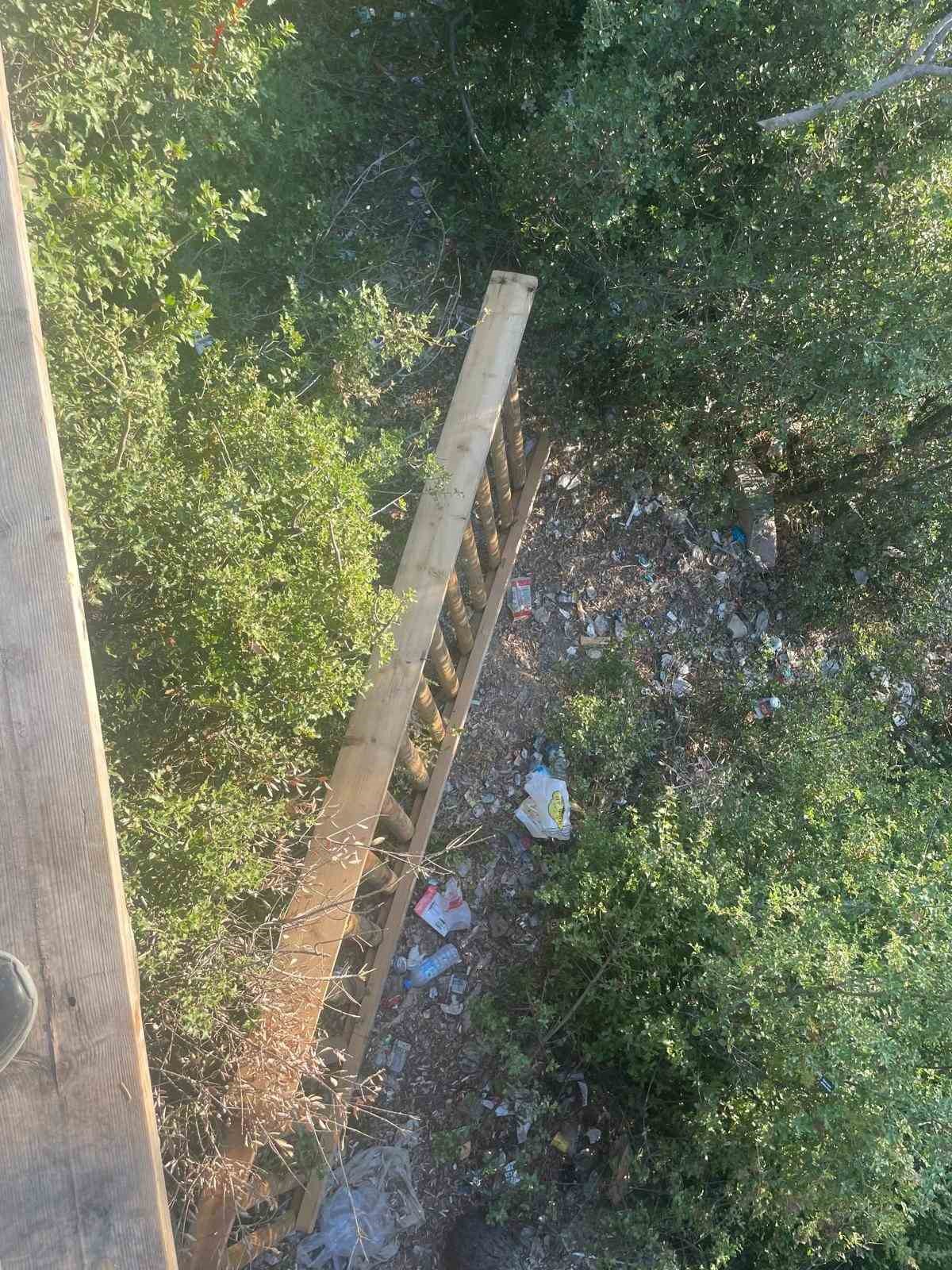 Kent Ormanı&rsquo;ndan seyir terasına zarar verdiler

