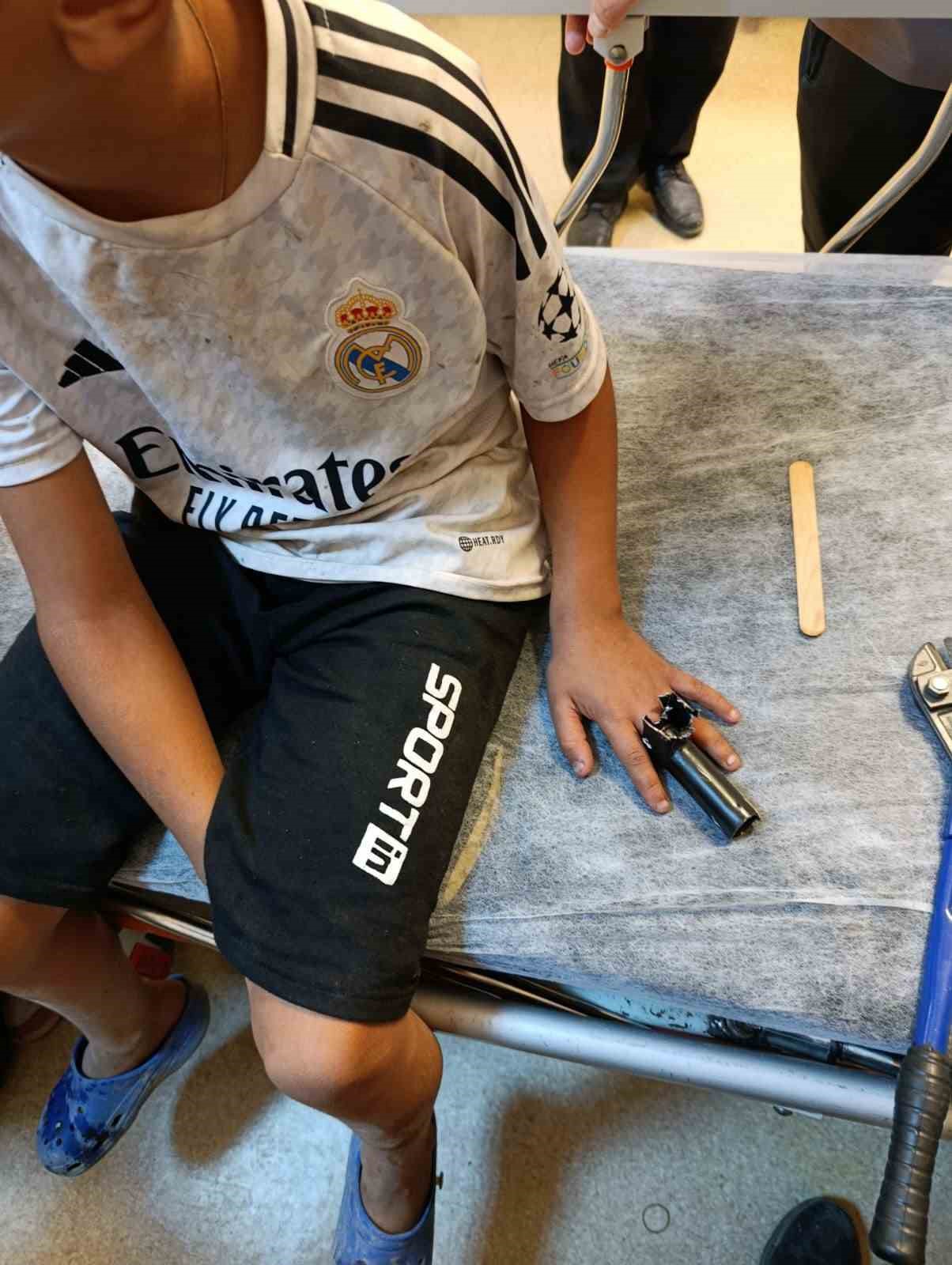 &Ccedil;ocuğun demir boruya sıkışan parmağını kurtarmak i&ccedil;in itfaiye seferber oldu
