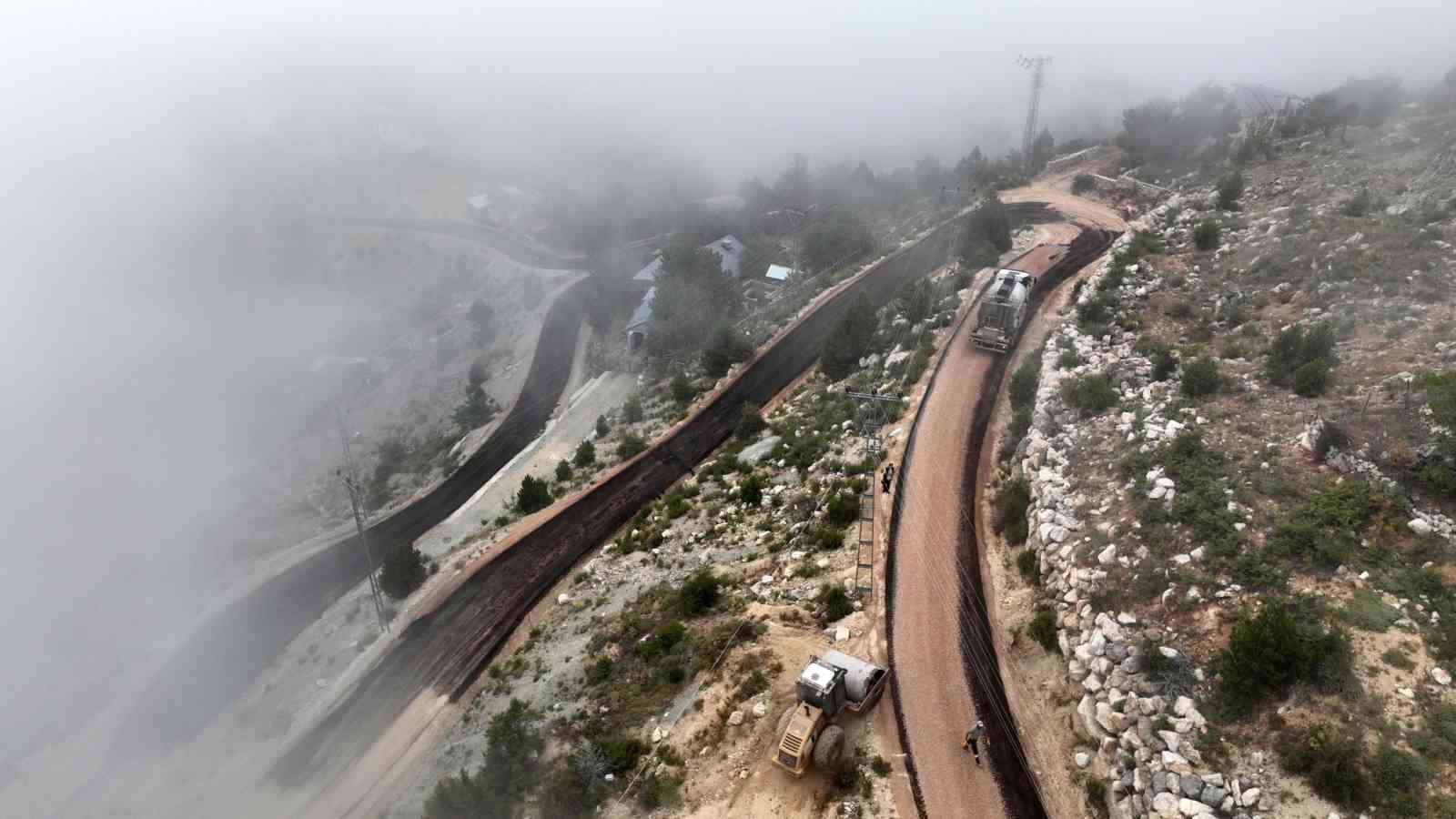 Akdağ eteklerindeki Çeltek Yaylası yolu asfalta kavuşuyor