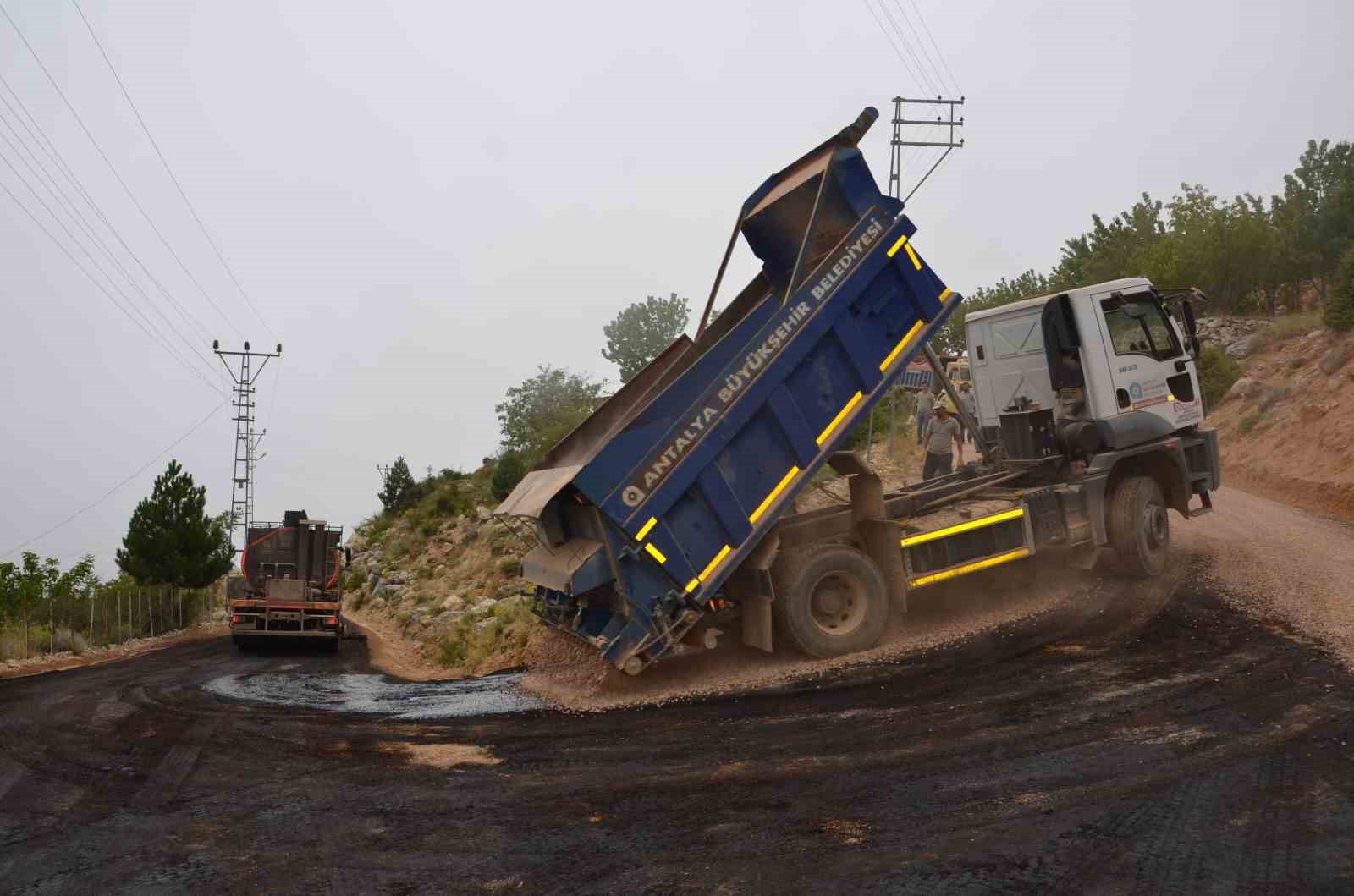 Akdağ eteklerindeki &Ccedil;eltek Yaylası yolu asfalta kavuşuyor
