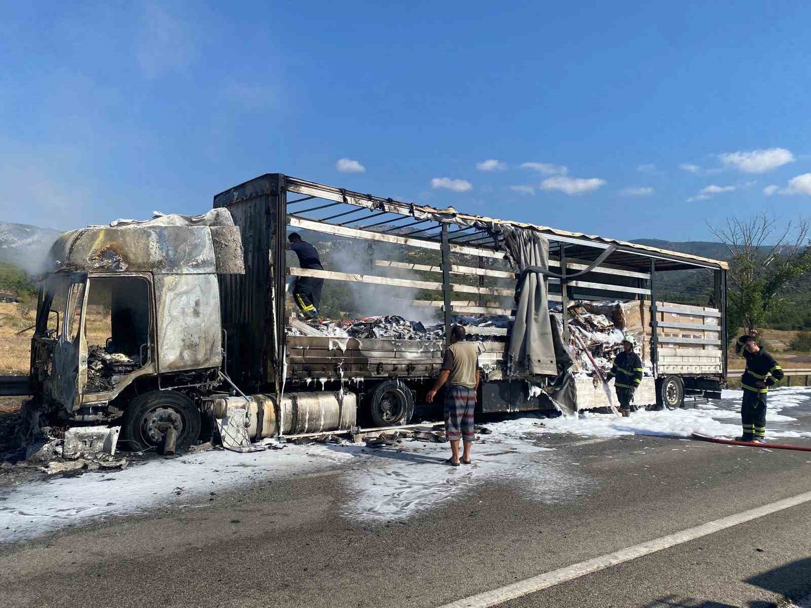 D100’de seyir halindeki tır alev alev yandı