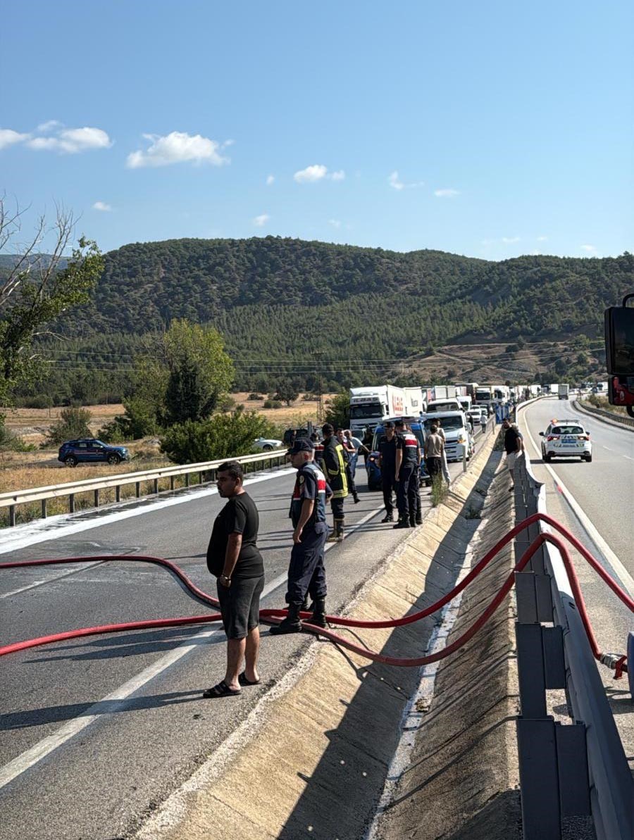 D100&rsquo;de seyir halindeki tır alev alev yandı
