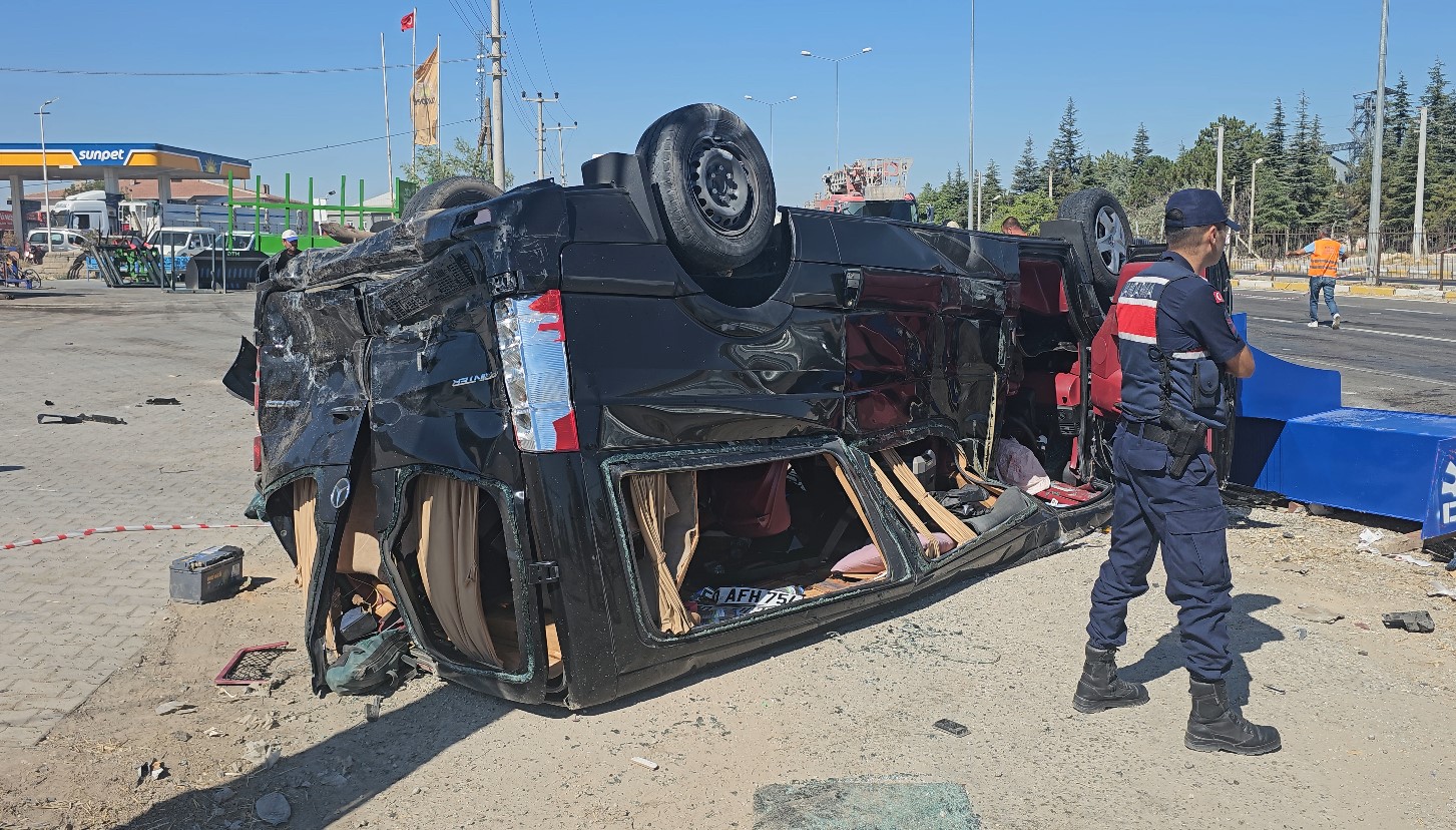 Tır, önünde seyreden 2 minibüse çarptı: 3 yaralı