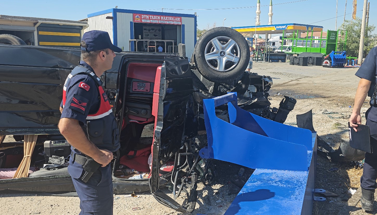 Tır, &ouml;n&uuml;nde seyreden 2 minib&uuml;se &ccedil;arptı: 3 yaralı
