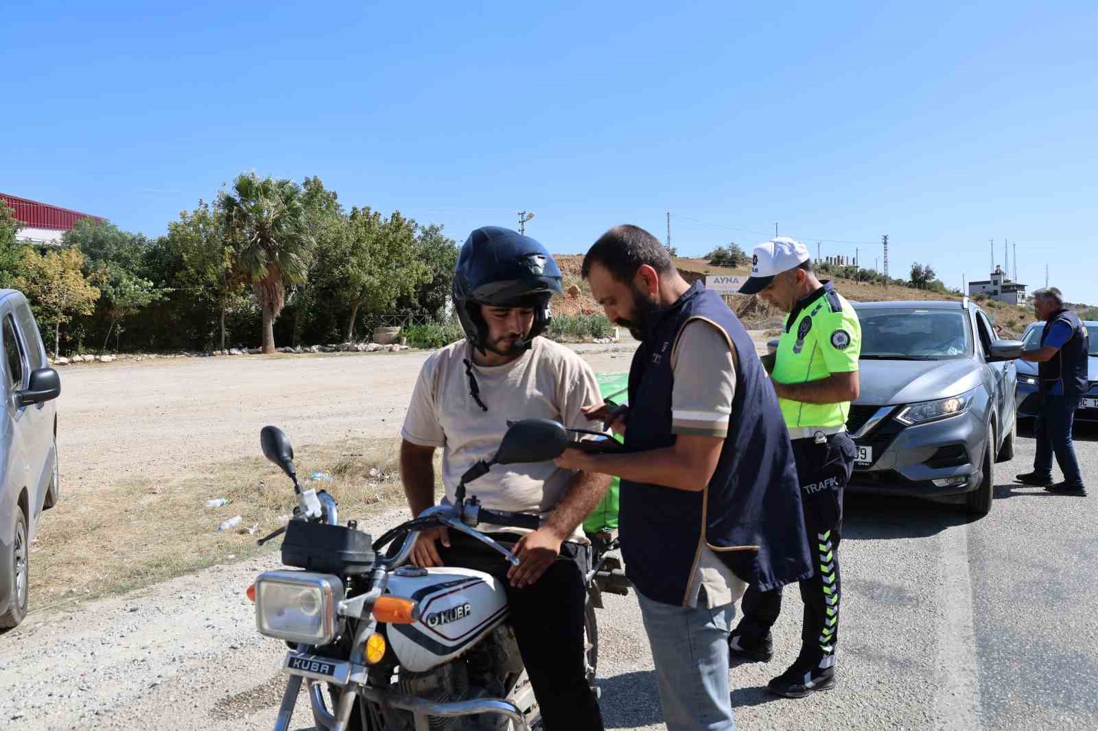 Polis hem scakla mcadele ediyor hem kentin huzurunu salyor
