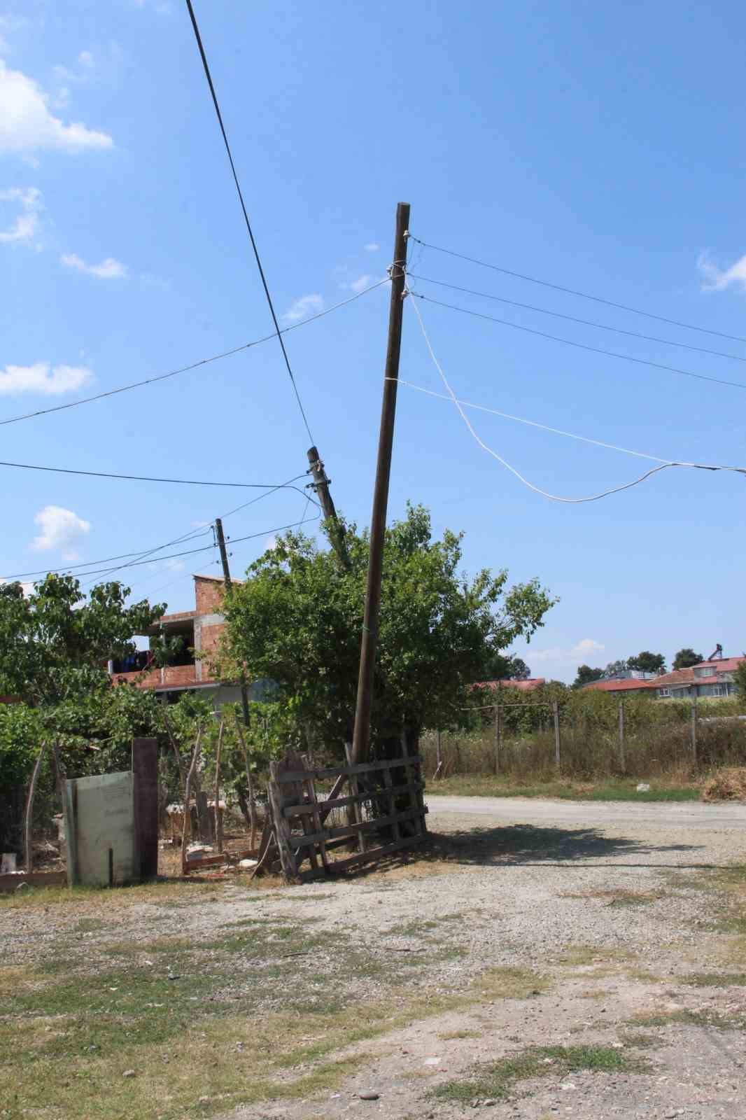 Yıkılmak &uuml;zere olan elektrik direği mahalleliyi korkutuyor
