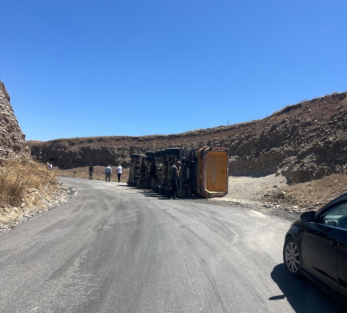 Hafriyat y&uuml;kl&uuml; kamyon devrildi: 1 yaralı
