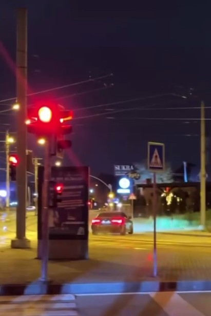 Ehliyetsiz s&uuml;r&uuml;c&uuml;n&uuml;n drifti pahalıya patladı
