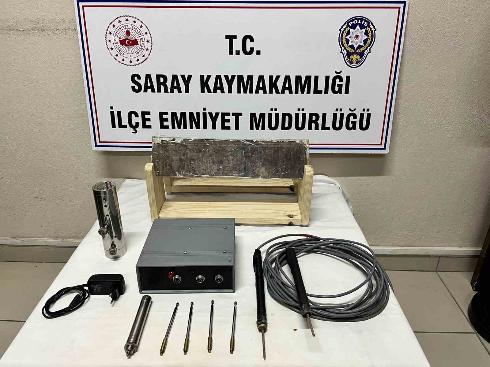 Defineciler, tarihi eser harita ile yakalandı