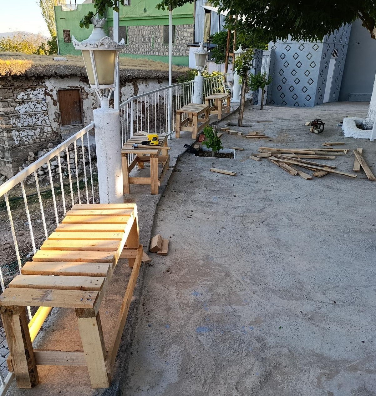 İmam, cami bah&ccedil;esine kendi elleriyle oturak yaptı
