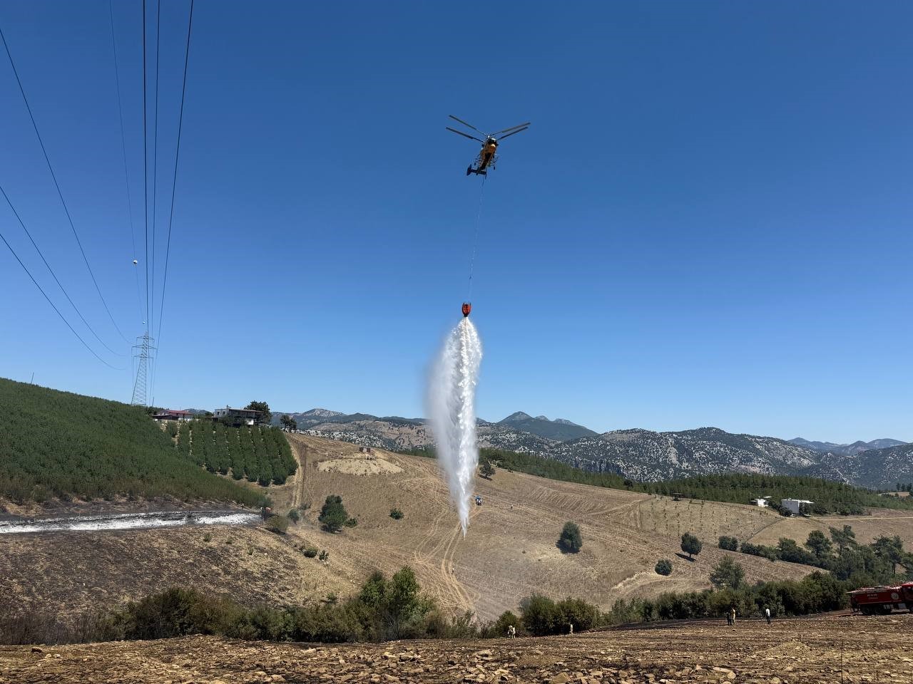 Orman yangınının büyümesini belediye işçisinin hızlı hamlesi önledi