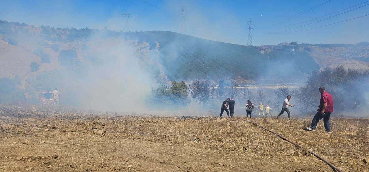 Orman yangınının b&uuml;y&uuml;mesini belediye iş&ccedil;isinin hızlı hamlesi &ouml;nledi
