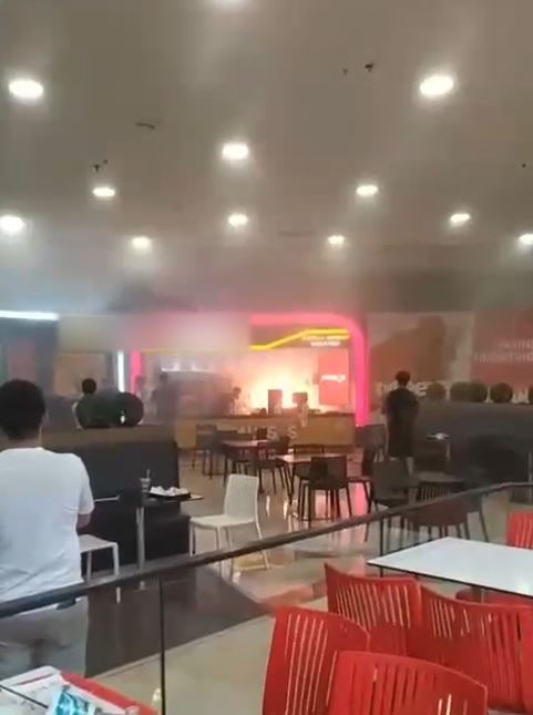 Beylikd&uuml;z&uuml;&rsquo;nde AVM de yangın paniği
