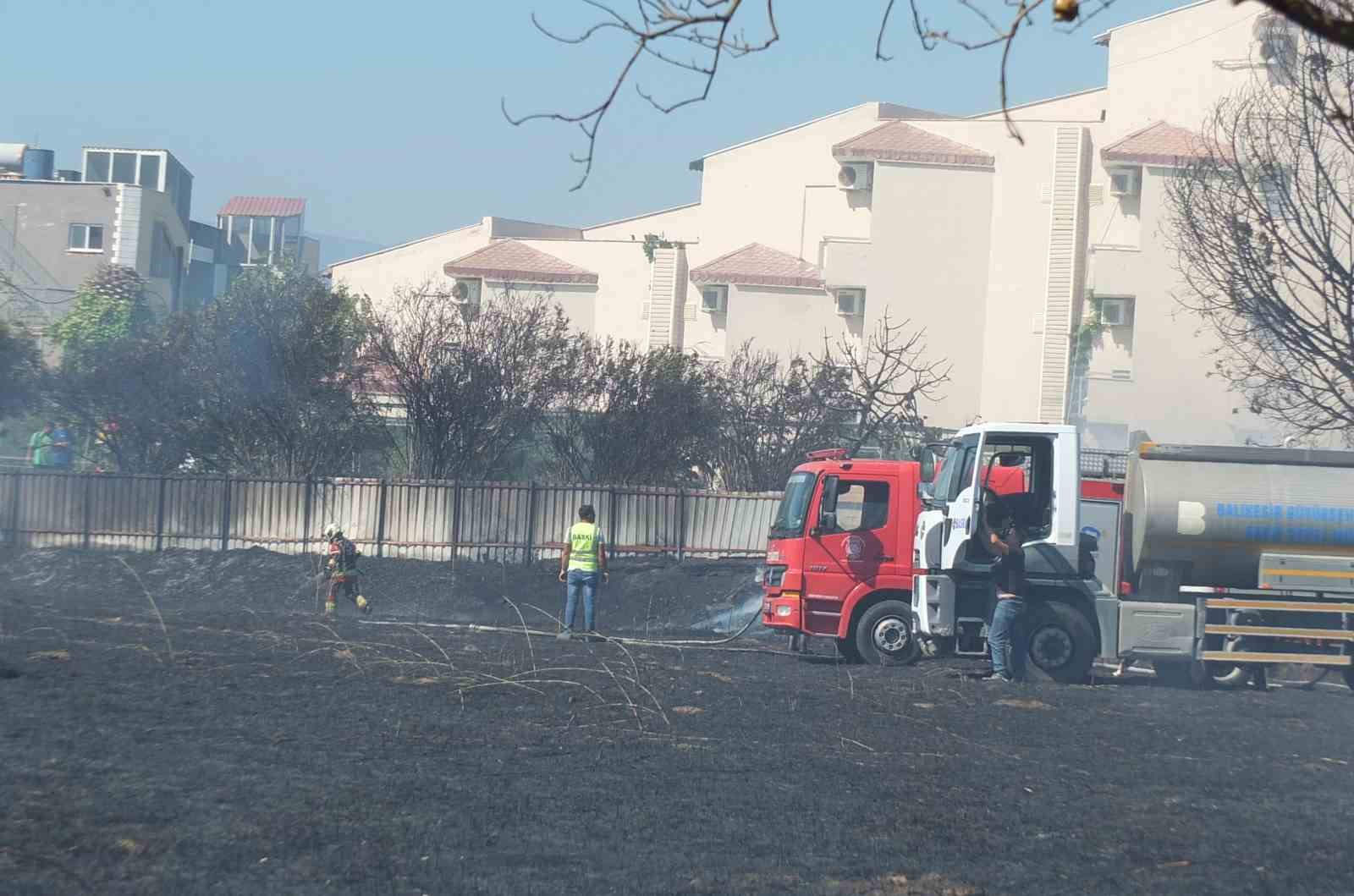Balıkesir’de ot yangını korkuya neden olurken, bir oteli de tehdit etti
