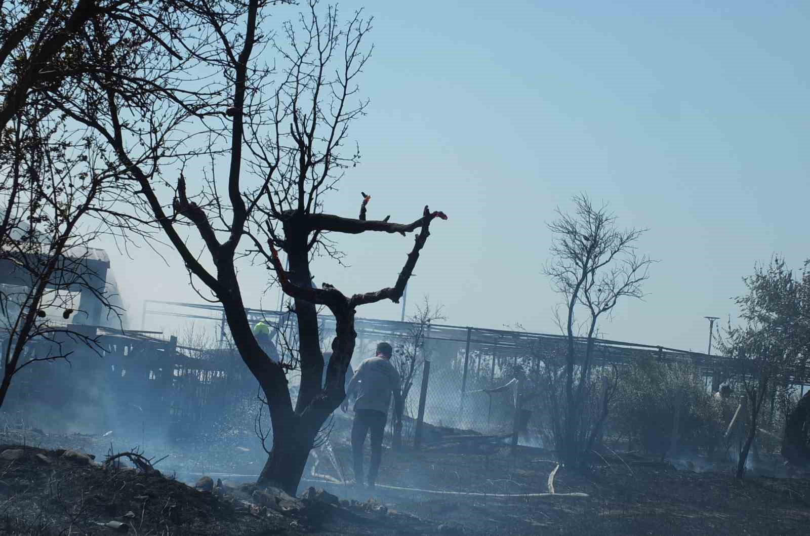 Balıkesir&rsquo;de ot yangını korkuya neden olurken, bir oteli de tehdit etti
