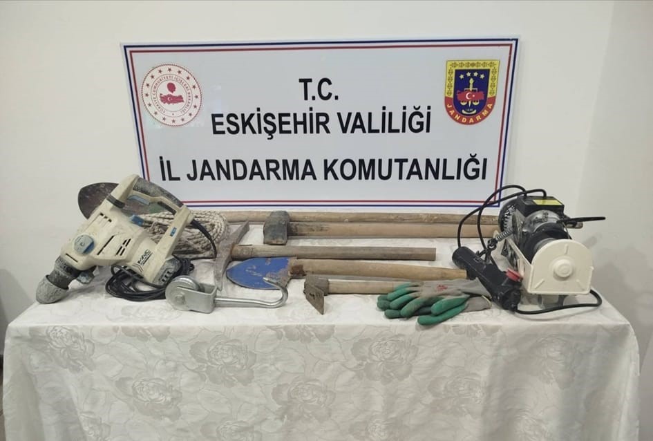 Babasına ait bahçede kaçak kazı yapan şüpheli yakalandı