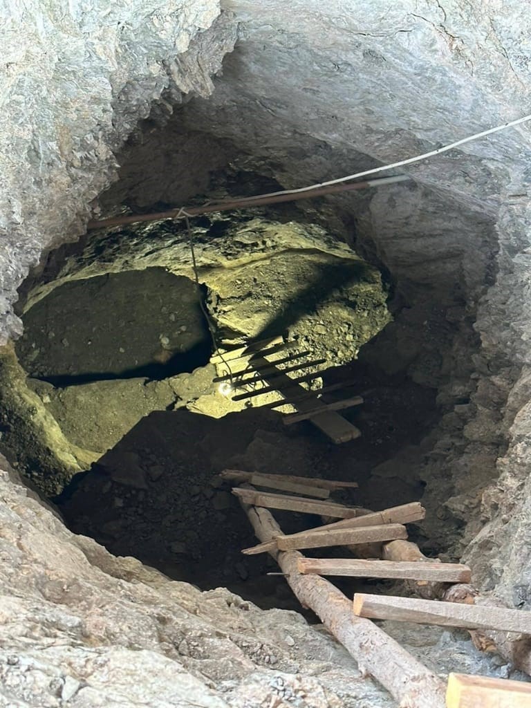 Babasına ait bah&ccedil;ede ka&ccedil;ak kazı yapan ş&uuml;pheli yakalandı
