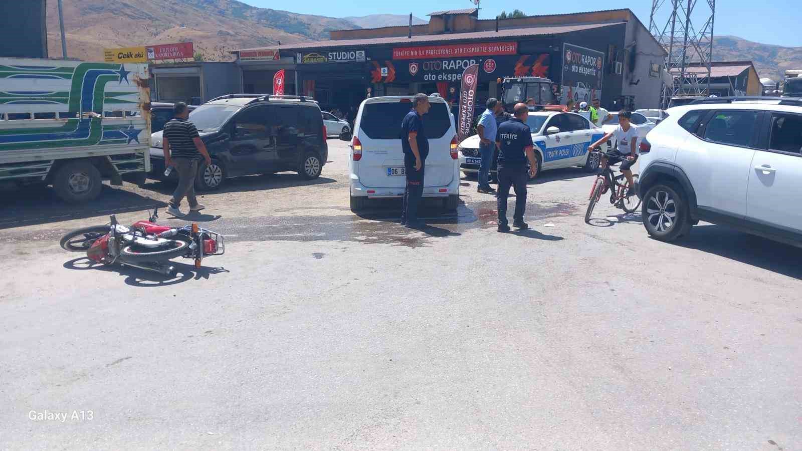Muş’ta motosiklet ile hafif ticari araç çarpıştı: 2 yaralı