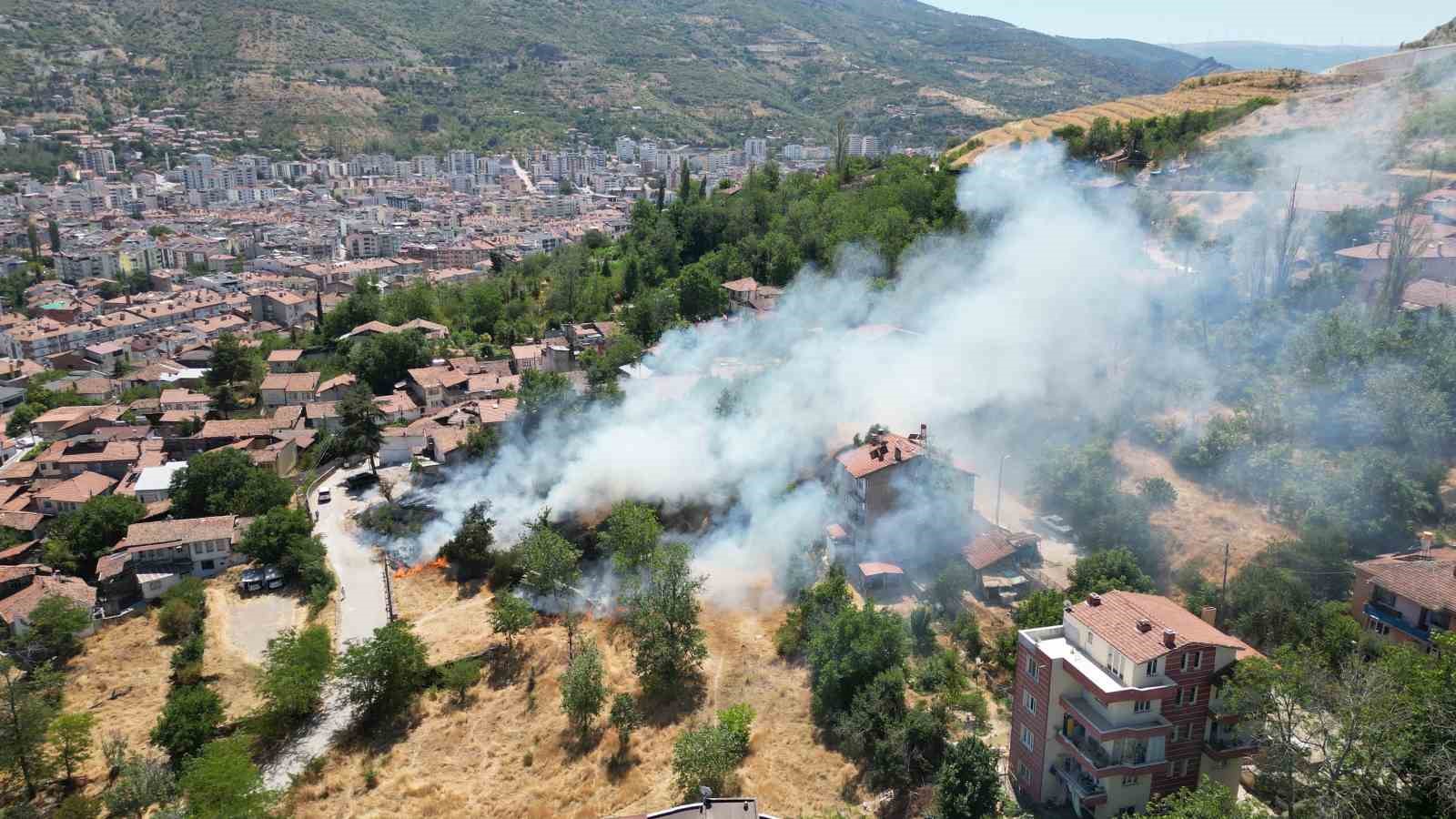 Tokat’ta boş arazide çıkan yangın evlere sıçramadan söndürüldü
