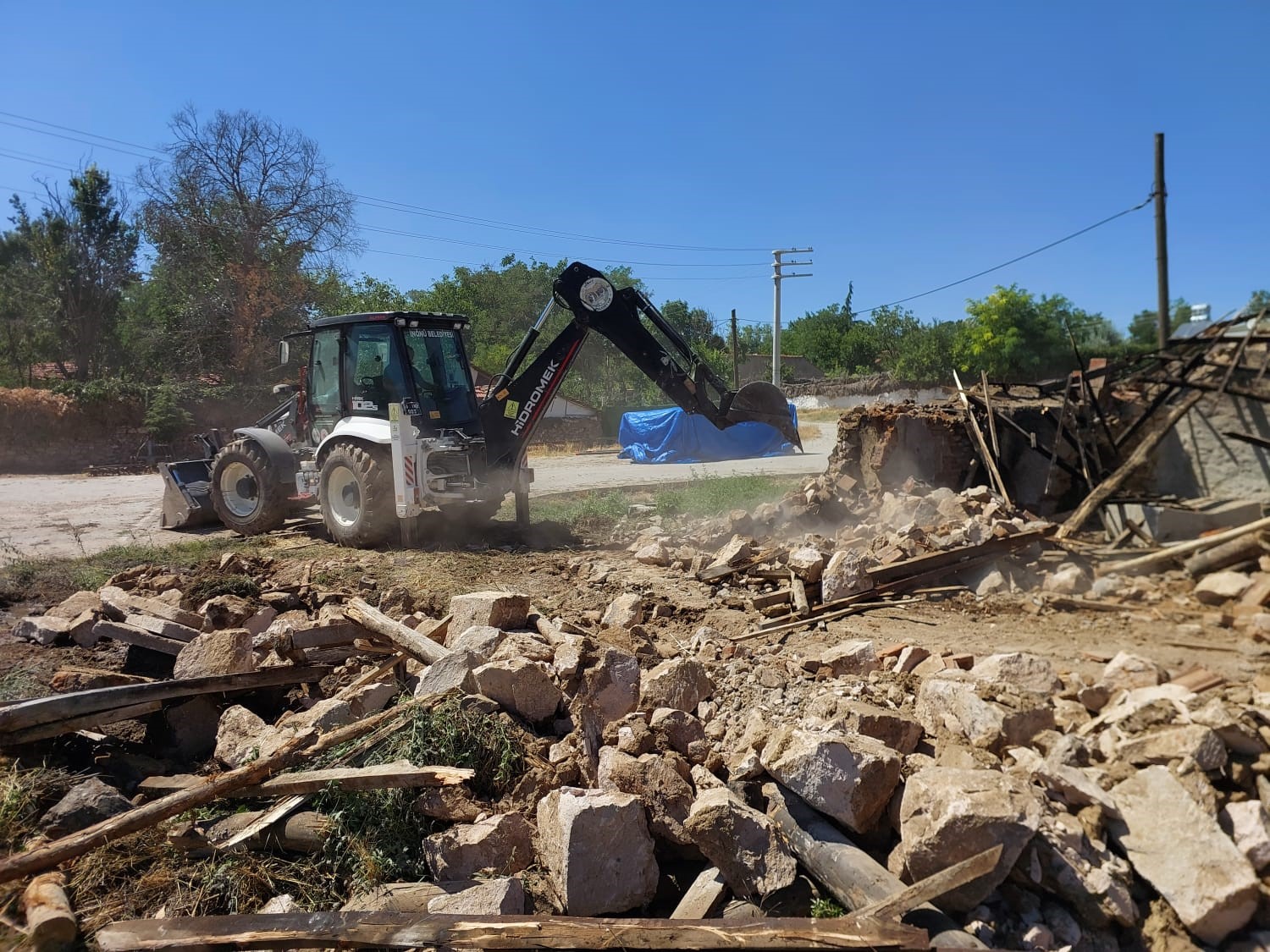 İn&ouml;n&uuml; Belediyesi kırsal b&ouml;lgelerde &ccedil;alışmalarına aralıksız devame diyor
