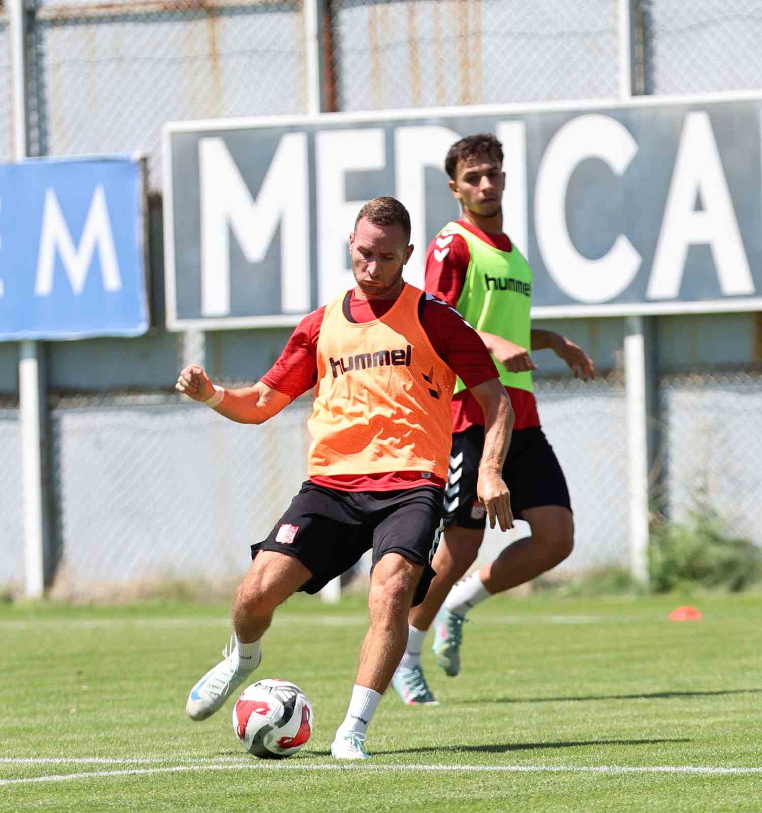 Sivasspor, 3 puan hedefiyle &ccedil;alışıyor
