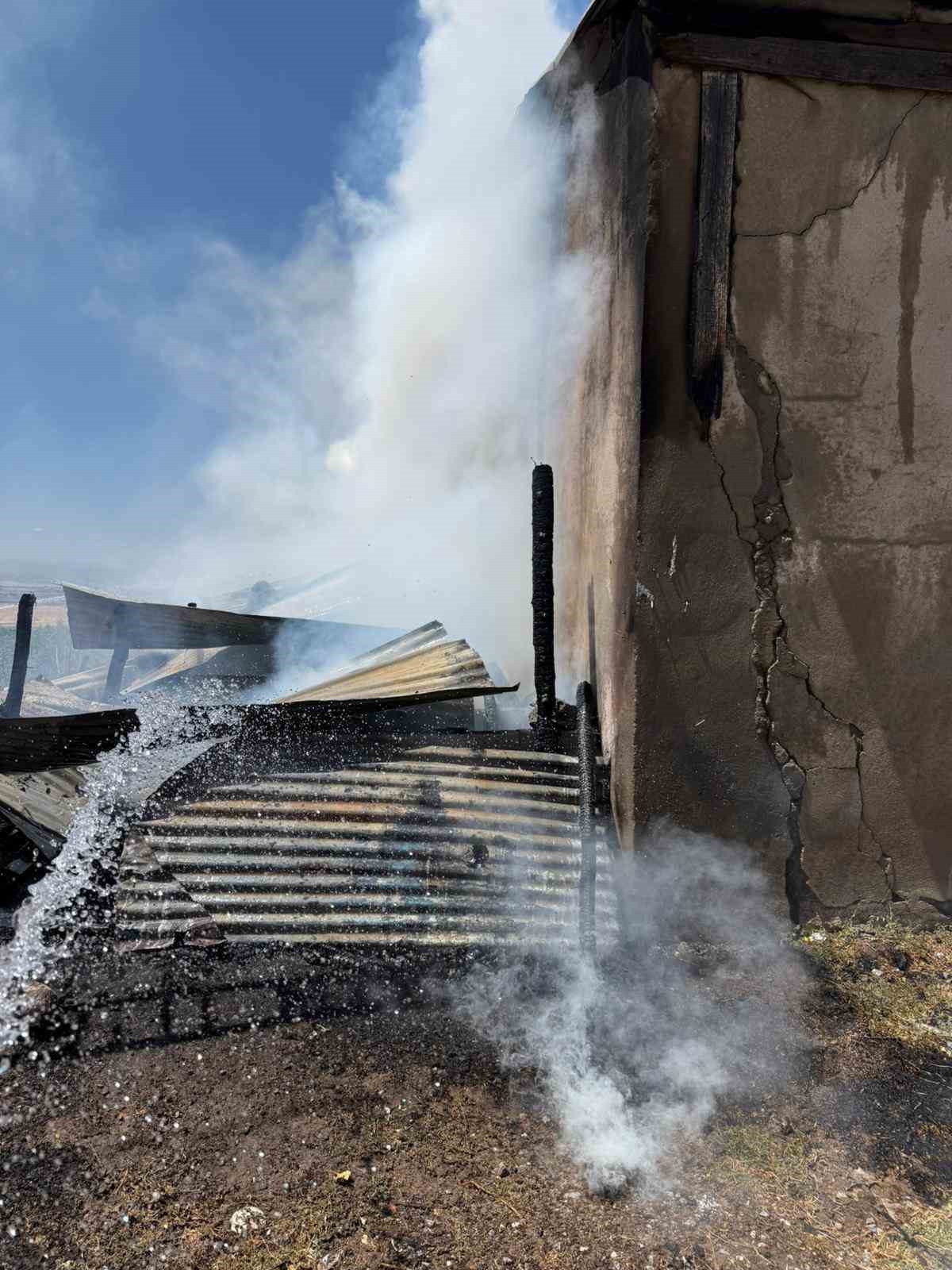 Muş&rsquo;ta ev ve samanlık yangını
